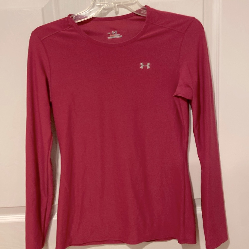 Under armour heat gear magenta top , girls size xs